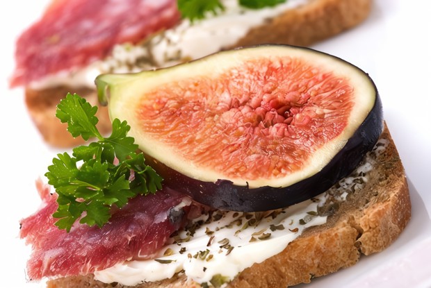 Кростини с прошутто, инжиром и мятой