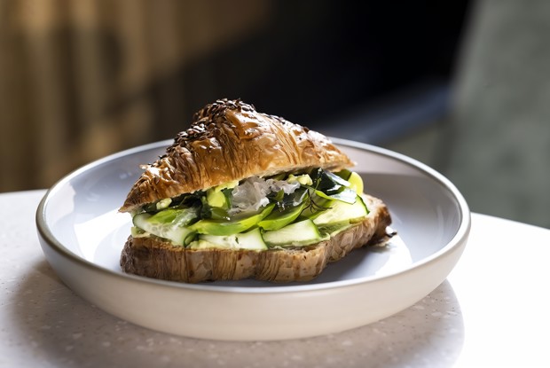 Круассан с авокадо и водорослями