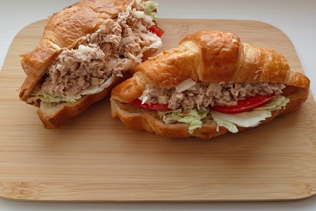 Круассан с тунцом