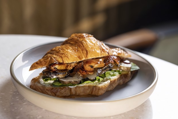 Круассан с угрем и топинамбуром