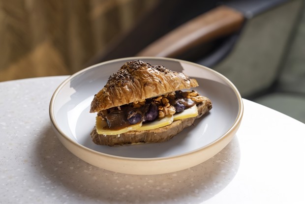 Круассан с вяленым виноградом и таледжо