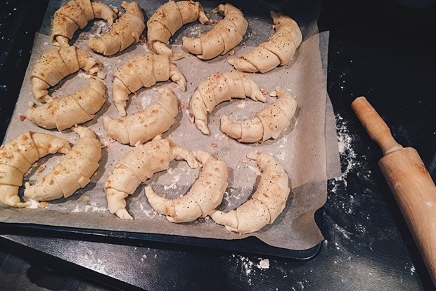 Круассаны с варено-копченной ветчиной