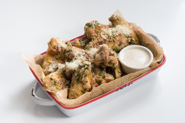 Куриные крылышки с чесноком и пармезаном