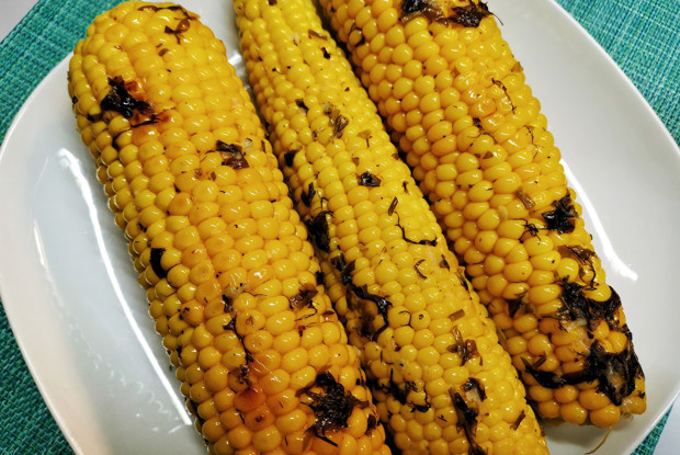 Кукуруза в чесночно-сливочном соусе с зеленью