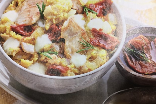 Кукурузная каша с индейкой, вялеными помидорами и сулугуни