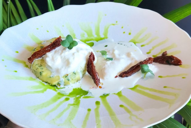 Кукурузная каша с зеленью, страчателлой и вялеными томатами