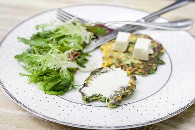 Кукурузные оладьи с овощами и сливочным сыром