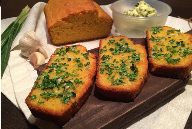 Кукурузный хлеб с зеленью и чесноком