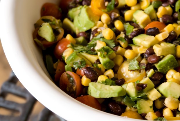 Кукурузный салат с авокадо и томатами