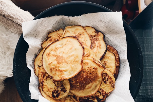 Кукурузные оладьи на сливочном масле
