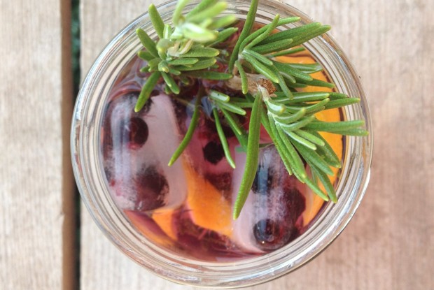 Кулер с ромашкой, розмарином и черной смородиной