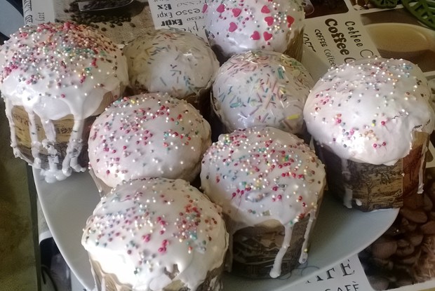 Кулич с грецким орехом и изюмом