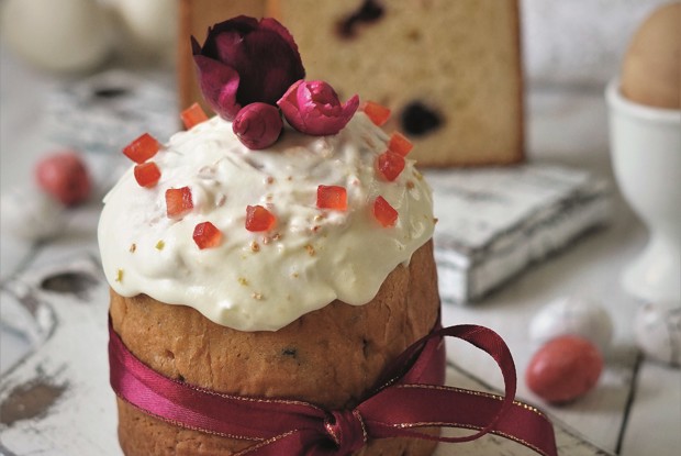 Кулич с сахарной вишней на сгущенном молоке