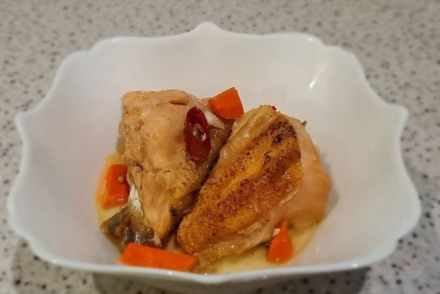 Курица домашняя, тушенная в духовке