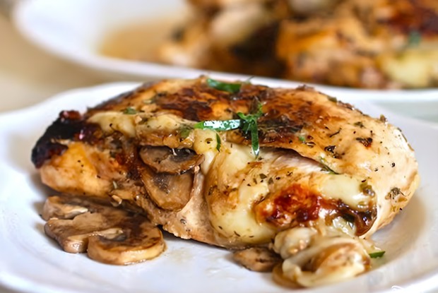 Курица, фаршированная грибами