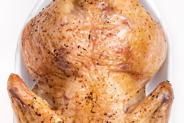 Курица, фаршированная купатами и яблоками