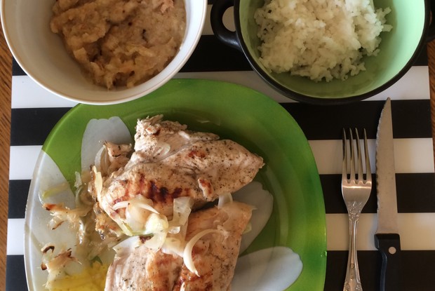 Курица на гриле с пряным яблочно-грушевым соусом