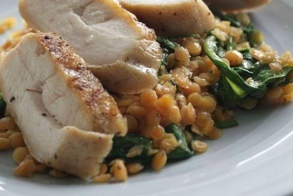 Курица на гриле с пряностями, чечевицей и шпинатом