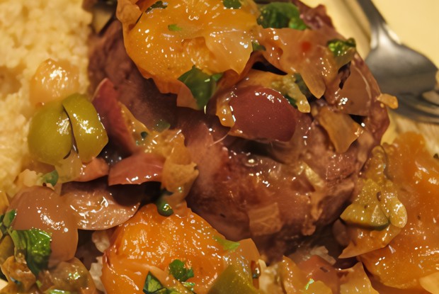 Курица по-мароккански с соусом из кураги и оливок