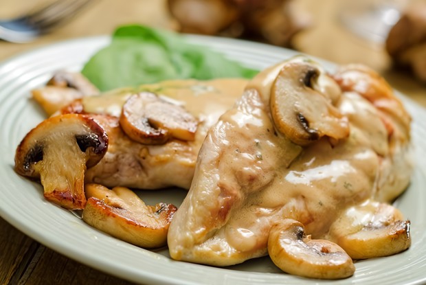 Курица под сырно-грибным соусом