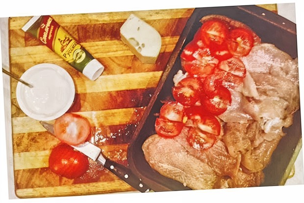 Курица под сметано-горчичным соусом в духовке