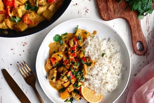 Курица с ананасами в соусе карри