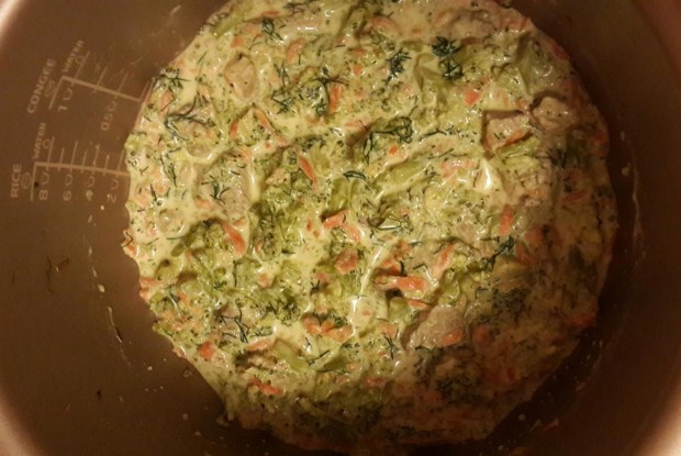 Курица с брокколи и морковью, тушеная в сливках