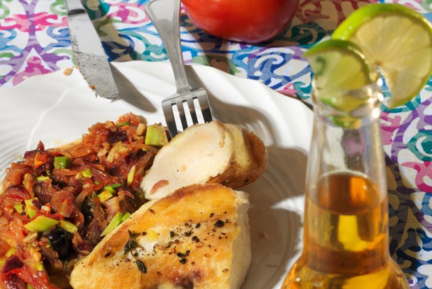 Курица с чатни из лука и авокадо