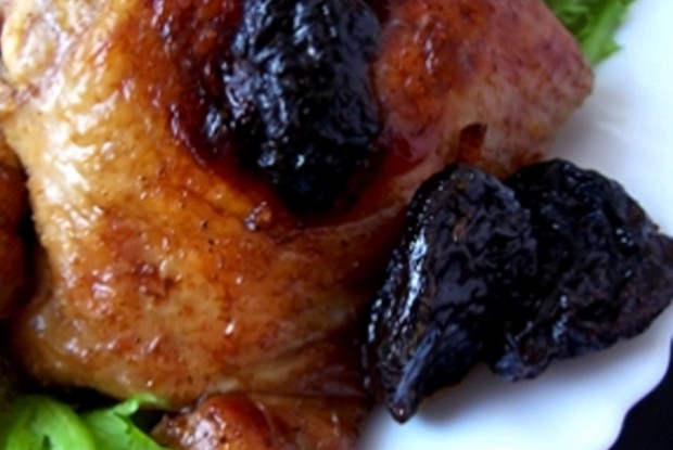 Курица с черносливом и яблоками