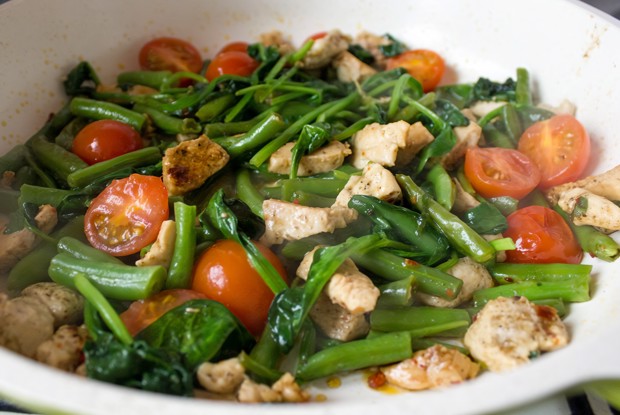 Курица с фасолью, шпинатом и помидорами