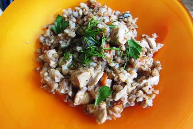 Курица с гречкой и овощами по-деревенски