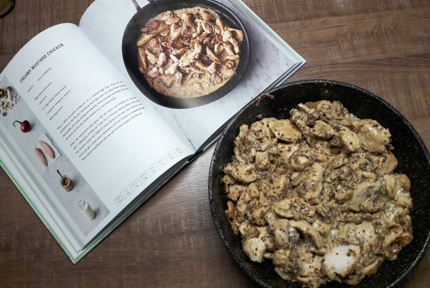 Курица с грибами в сметанно-горчичном соусе