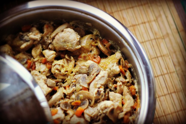 Курица с грибами в соусе из феты