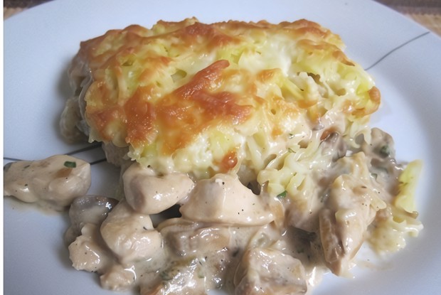 Курица с грибами, запеченная под картофельно-сырной шубой