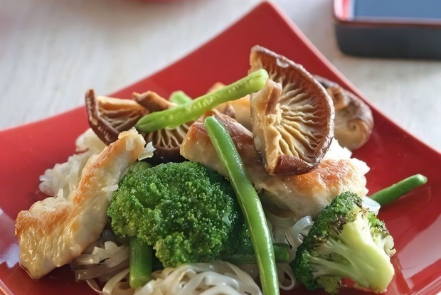 Курица с китайской рисовой лапшой и грибами шиитаке