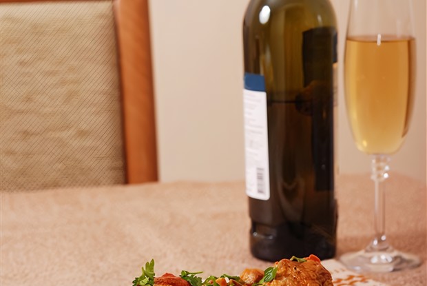 Курица с красными перцами в винном соусе