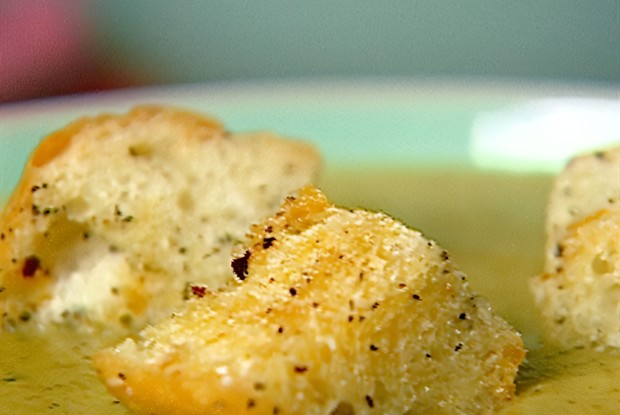 Курица с лимонами и крутонами