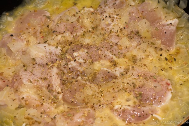 Курица с луком и горчичными зернами, тушеная в белом вине