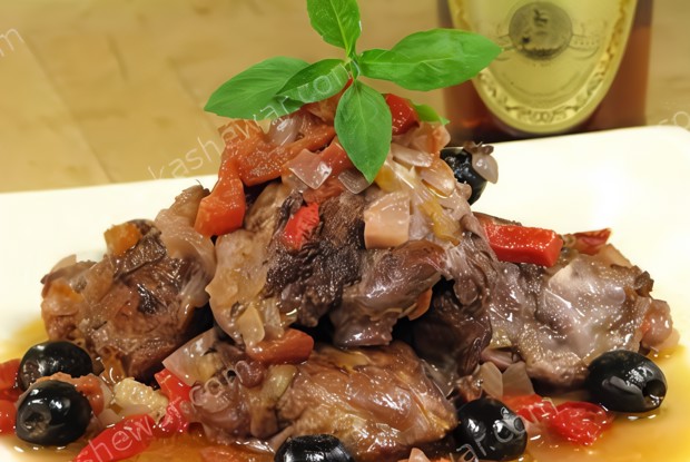 Курица с оливками и перцем