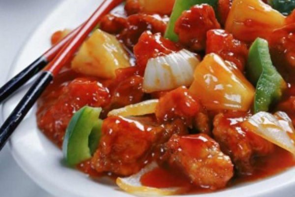 Курица с овощами, рисом, зеленью в кисло-сладком соусе