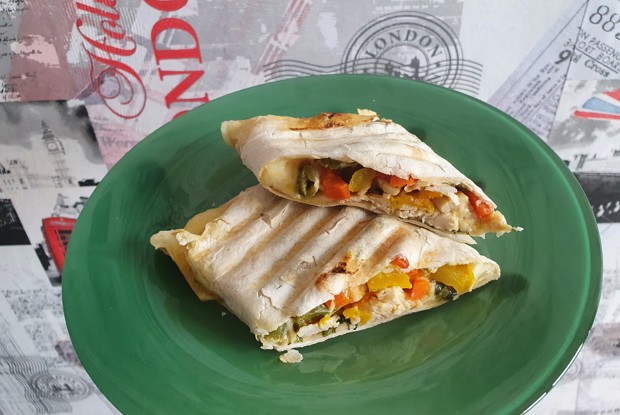 Курица с овощами в лаваше