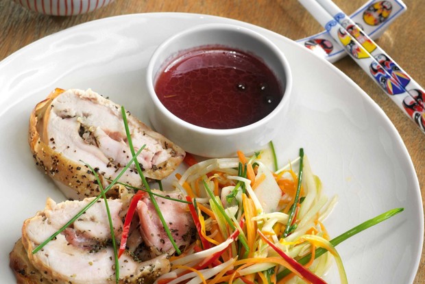 Курица с овощной лапшой и соусом из можжевельника