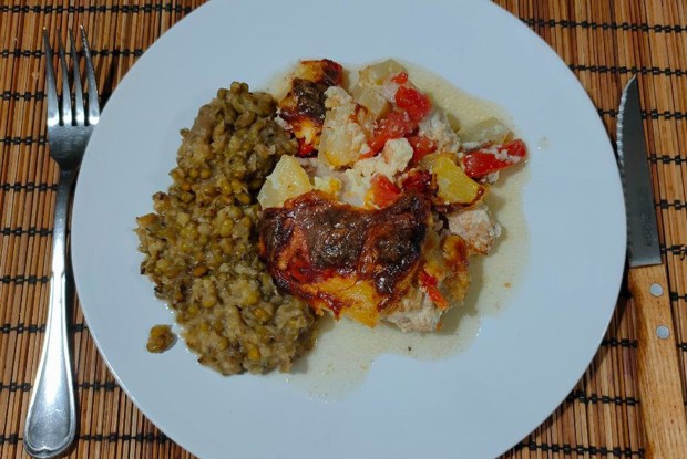 Курица с помидорами и ананасами в духовке