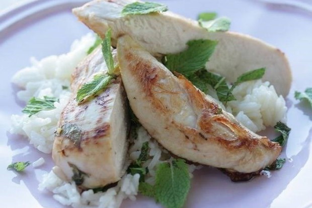 Курица с рисом и мятным соусом
