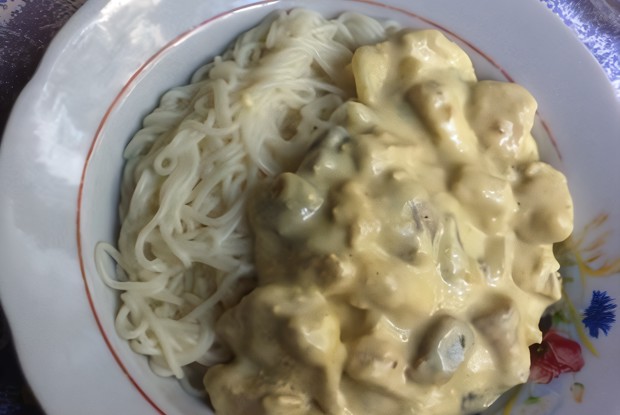 Курица с шампиньонами в сливочно-сырном соусе