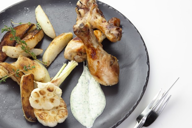 Курица с соусом из йогурта, кунжутных семечек, лимона и чеснока