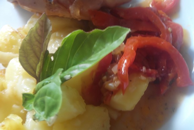 Курица с соусом «Взрыв сезонных овощей» и отварным картофелем от кулинарного импровизатора Пивного Антона