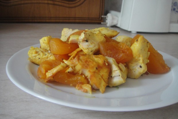 Курица с сухофруктами и шафраном