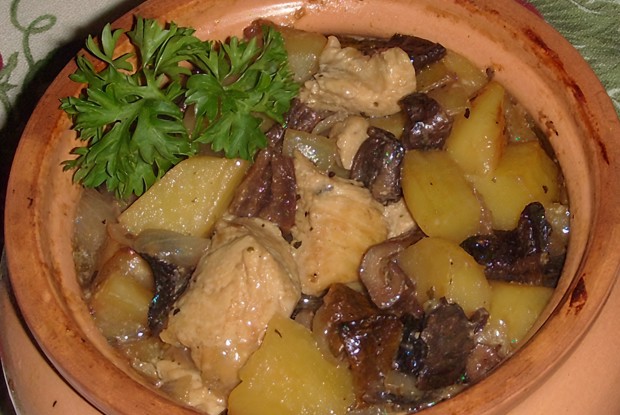 Курица с сушеными грибами и картошкой в горшочке