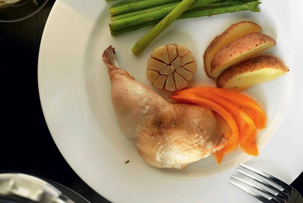 Курица с томленым чесноком, картофелем, зеленой спаржей и перцем